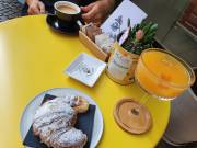 Foto scattata da Ilaria :Colazione all'aperto: brioche farcita e spremuta d'arancia! 